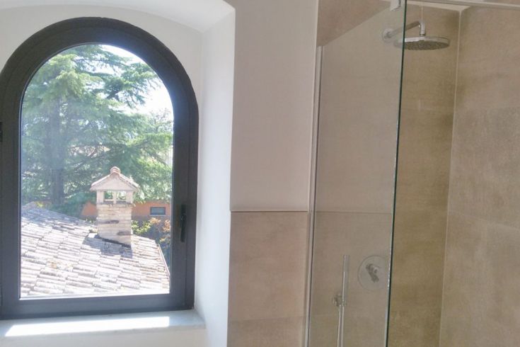 Szene einer Dusche mit einem Fenster, erhellt von natürlichem Licht.