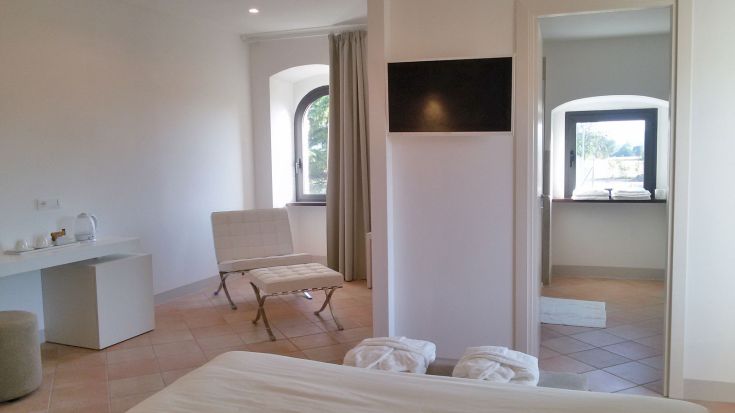 Modernes und helles Zimmer mit Blick auf eine Landschaft.