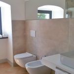 Ein zeitgemäßes Badezimmer mit hellen Wänden und einem schlichten, eleganten Design.