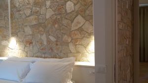 Einfaches Interieur mit Steinwänden und sanfter Beleuchtung.