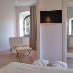 Innenansicht eines modernen Schlafzimmers mit schlichten Details und hellen Farben.