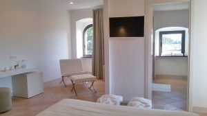 Moderne und helle Zimmer mit atemberaubendem Ausblick und einfachen Möbeln.