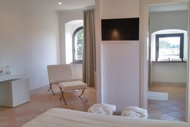 Ein modernes Schlafzimmerinterieur, einfach und hell, mit praktischen Möbeln und einem gemütlichen Raum.