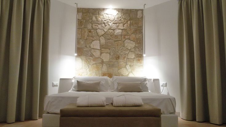 Moderne Zimmer mit Steinwänden und sanfter Beleuchtung. Gemütliche und dezente Atmosphäre.