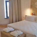 Gemütliches Zimmer mit Doppelbett und Handtüchern für die Gäste.