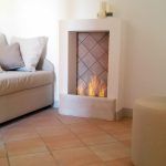 Ein ruhiges Wohnzimmer mit einem bequemen Sofa und einem Kamin, perfekt für entspannende Momente.