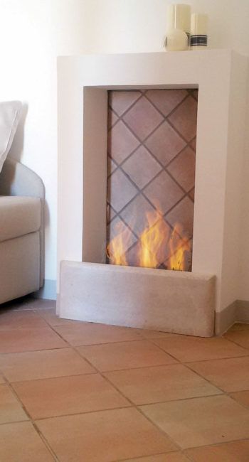 Ein moderner Weg mit lebhaften Flammen, der eine gemütliche Atmosphäre schafft.