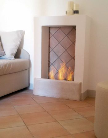 Ein einfacher Weg mit leuchtenden Flammen, die die Umgebung erwärmen.