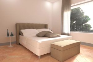 Zeitgenössisches Schlafzimmer mit bequemen Betten und großen Fenstern, die natürliches Licht hereinlassen.