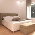 Ein Doppelzimmer mit einem Bett, einfachen Dekorationselementen und natürlichem Licht, das den Raum erhellt.