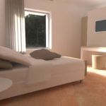 Helle Zimmer mit einem Sofa und Blick auf den Garten draußen.