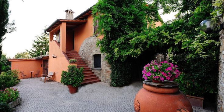 Eine Villa mit einem gut gepflegten Garten und markanten architektonischen Elementen. Ideal für einen ruhigen Aufenthalt.