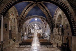 Innenraum einer Kirche mit einfacher Architektur und schlicht dekorierten Decken.