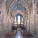 Innenraum eines Gebäudes mit einfachen architektonischen Elementen und bunten Dekorationen.