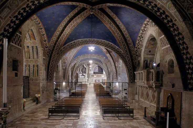 Innenraum einer Kirche mit einfachen architektonischen Elementen und bescheidenen Dekorationen.