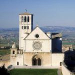 Die Basilika, ein wichtiges religiöses Zentrum, hat eine einfache Fassade und einen gut sichtbaren Glockenturm.