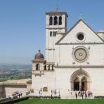 Szene der Kirche mit dem Glockenturm und dem Garten davor.