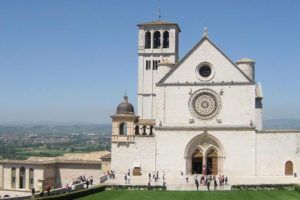 Die weiße Basilika ist von üppigem Grün umgeben und wird von vielen Touristen besucht.