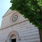 Eine Kirche mit einzigartigen architektonischen Details und einer dekorierten Fassade.
