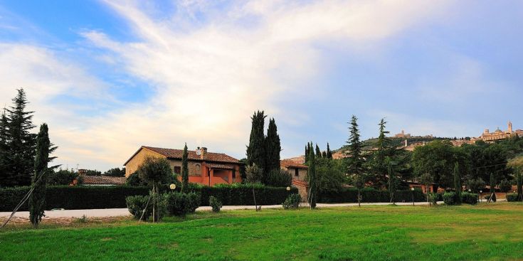 Ein Landhaus, umgeben von Grün, Bäumen und Natur.
