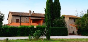 Eine Szene des Giotto Luxury Country House, umgeben von Natur.