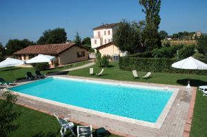 Una residenza circondata dal verde con piscina, perfetta per momenti di relax e vacanze in Umbria.