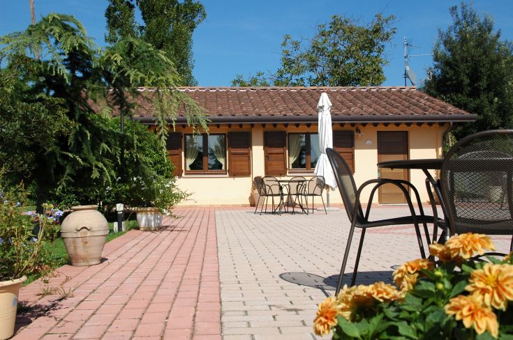 Un'abitazione immersa nella campagna umbra, adatta per soggiorni tranquilli. Include piscina e giardino.
