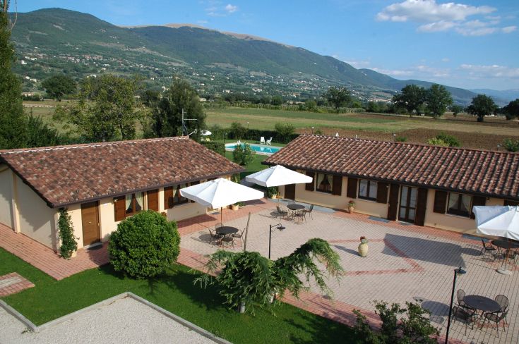 Situato nella campagna umbra, il residence dispone di unità abitative con accesso a piscina e area verde.