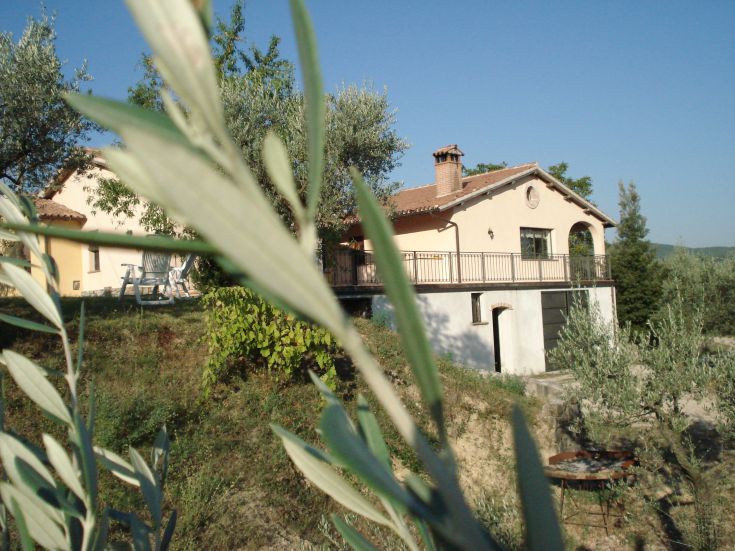 Farmhouse surrounded by nature offering a relaxing atmosphere and traditional Umbrian dishes.