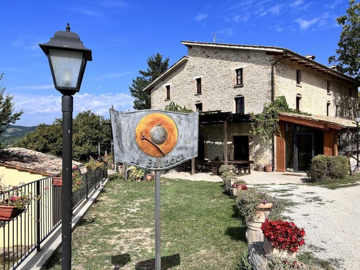 Agriturismo e fattoria biologica nella tranquilla valle del Carpina, circondato da un ambiente naturale umbro.