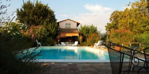 B&B situato nel verde dell'Umbria, dotato di piscina e camere accoglienti, con panorama su Assisi. Un rifugio tranquillo per il soggiorno.