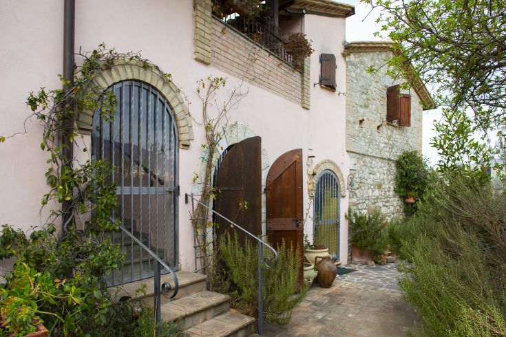 B&B immerso nel verde dell'Umbria, con giardino e piscina, offre un'atmosfera tranquilla per una fuga rilassante.