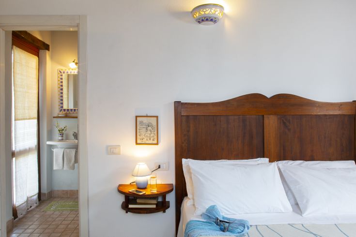 Camera semplice con letto matrimoniale e bagno privato, situata nella tranquilla campagna umbra.