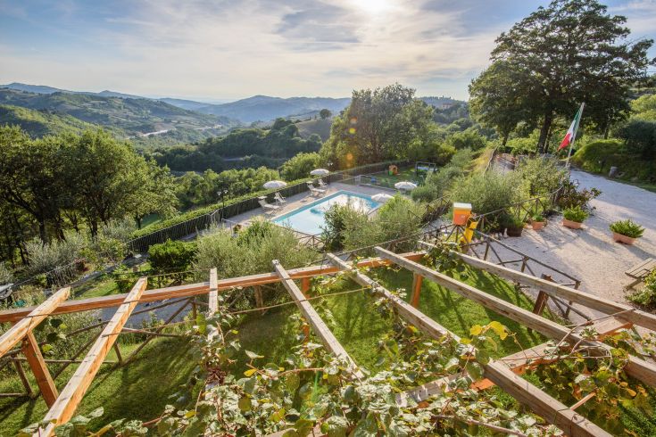 Agriturismo mit Pool inmitten der Natur, ideal für eine Auszeit im Freien.