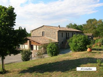L'agriturismo dispone di mini appartamenti in un casale ristrutturato. È circondato da un parco con piscina.