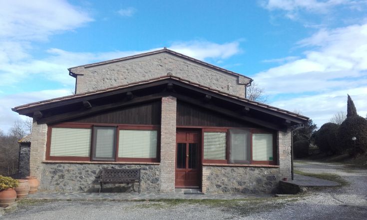 Agriturismo with seven comfortable apartments, surrounded by a park and a pool, immersed in greenery.