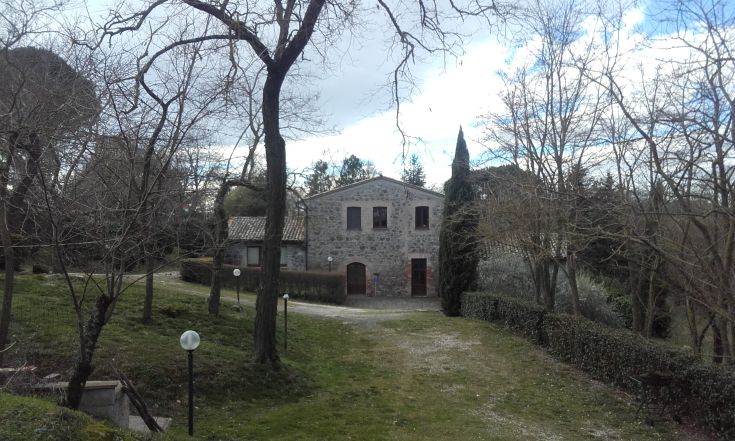 Renovated farmhouse on a plateau with a large garden, surrounded by a peaceful environment.