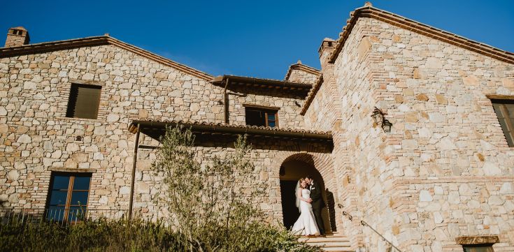 A stone structure surrounded by greenery, ideal for events and moments of peace in nature.