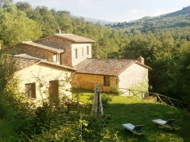 Surrounded by greenery, this building features spacious and quiet outdoor areas, ideal for families and groups.