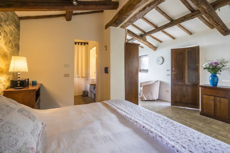 Simple room with exposed beams and wooden details, perfect for a tranquil living space.