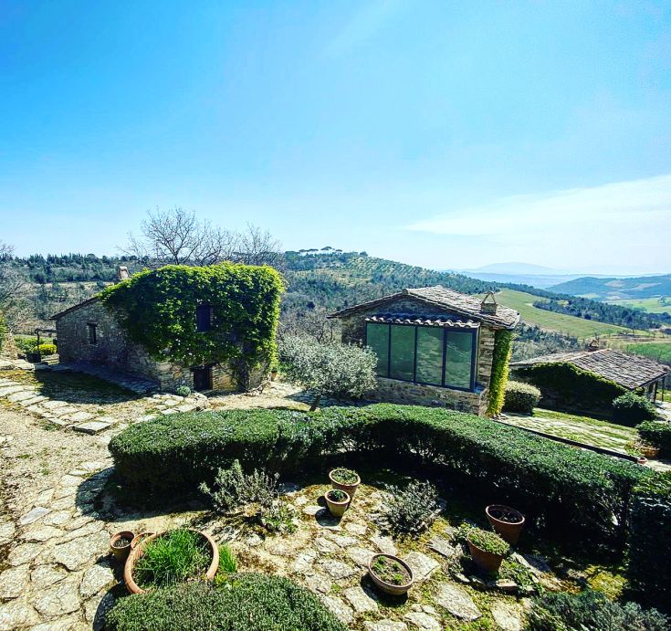 A scene of a rural villa surrounded by the typical nature of Umbria.