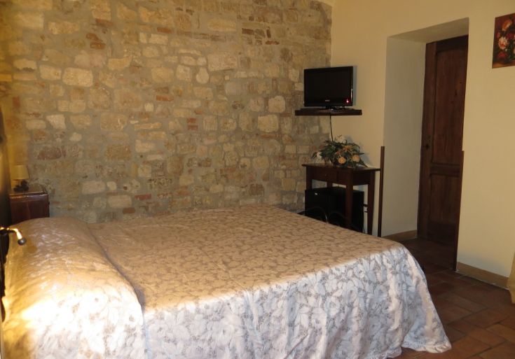 Cozy space with stone walls and simple furnishings, perfect for a peaceful stay.