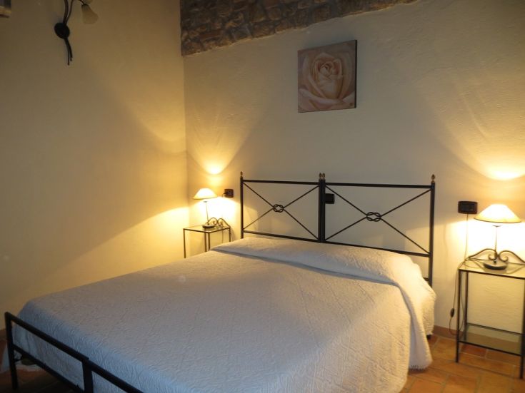 A well-furnished double bedroom, featuring elegant beds and cozy lighting, ideal for relaxing moments.