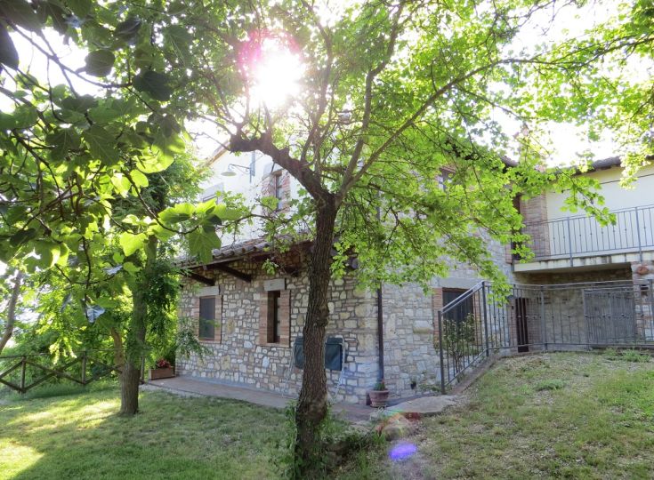Countryside farmhouse in Umbria offering cozy rooms and a pool. Perfect for relaxing and enjoying nature.
