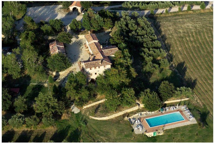 Farmhouse located in the green Umbrian countryside, featuring an outdoor pool and wellness area. Cozy rooms for a peaceful stay.
