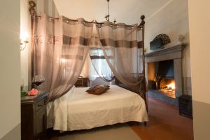 Camera accogliente con tende leggere, camino e decorazioni semplici. Atmosfera calda e rilassata.