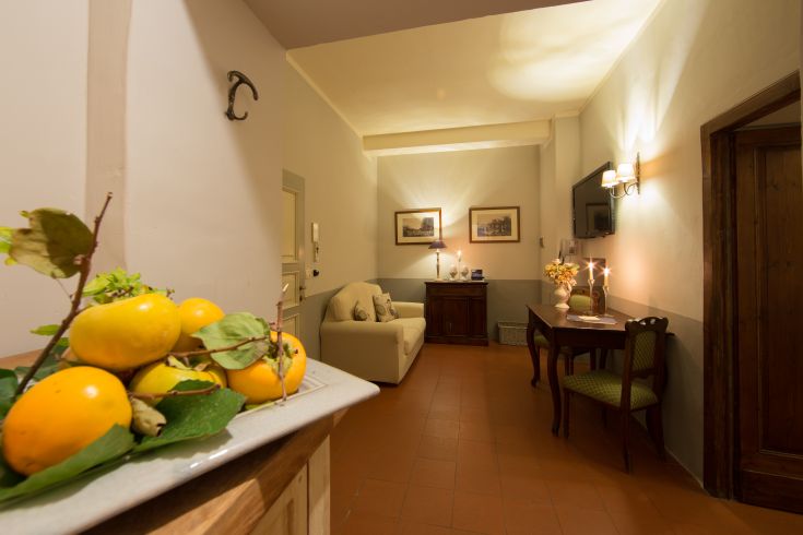 Spazio giorno confortevole con arredi semplici e accoglienti, ideale per momenti di relax.