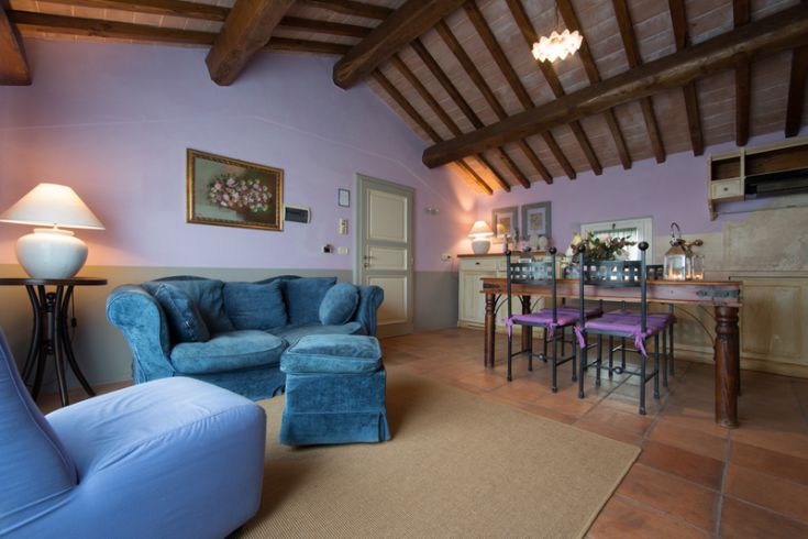 Soggiorno luminoso con mobili semplici e un'atmosfera tranquilla, ideale per trascorrere del tempo in compagnia.