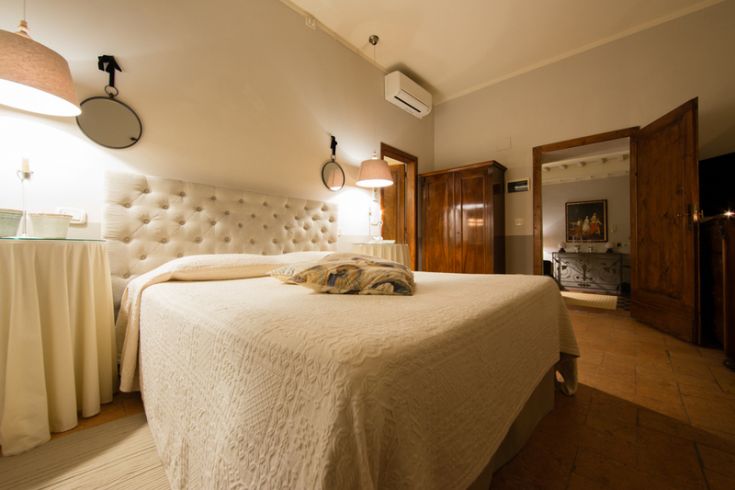 Camera confortevole con letto matrimoniale, arredata in modo semplice e dotata di elementi moderni per un soggiorno piacevole.