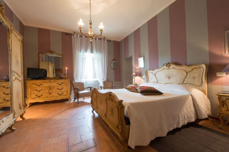 Camera in stile classico, con dettagli semplici e un'atmosfera accogliente.